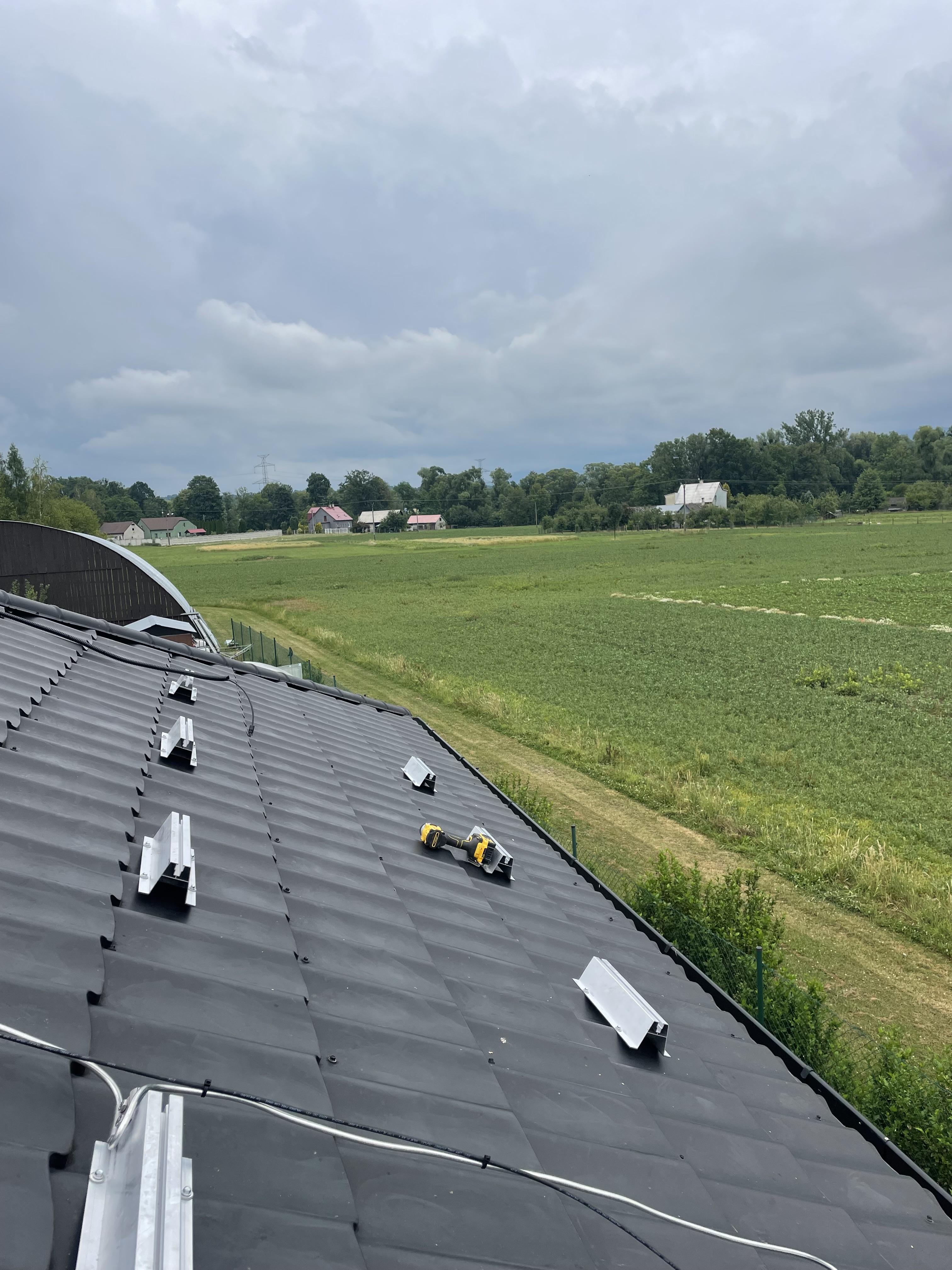 Montáž nosných lišt pro fotovoltaické panely